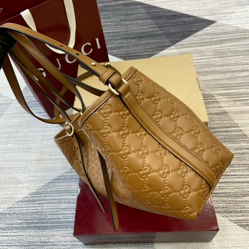GUCCI GG Emblem medium tote bag