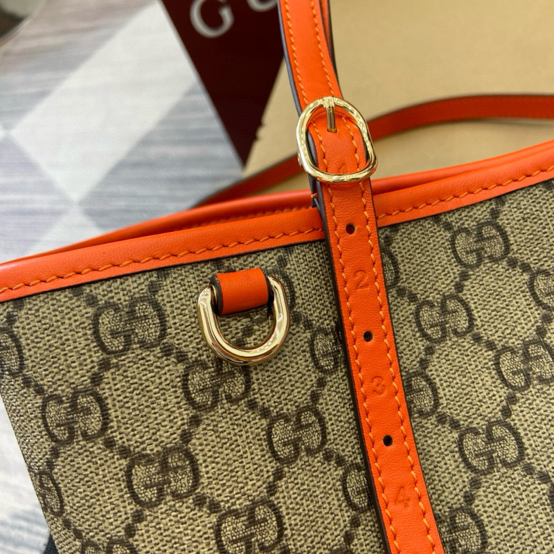 GUCCI GG Emblem medium tote bag