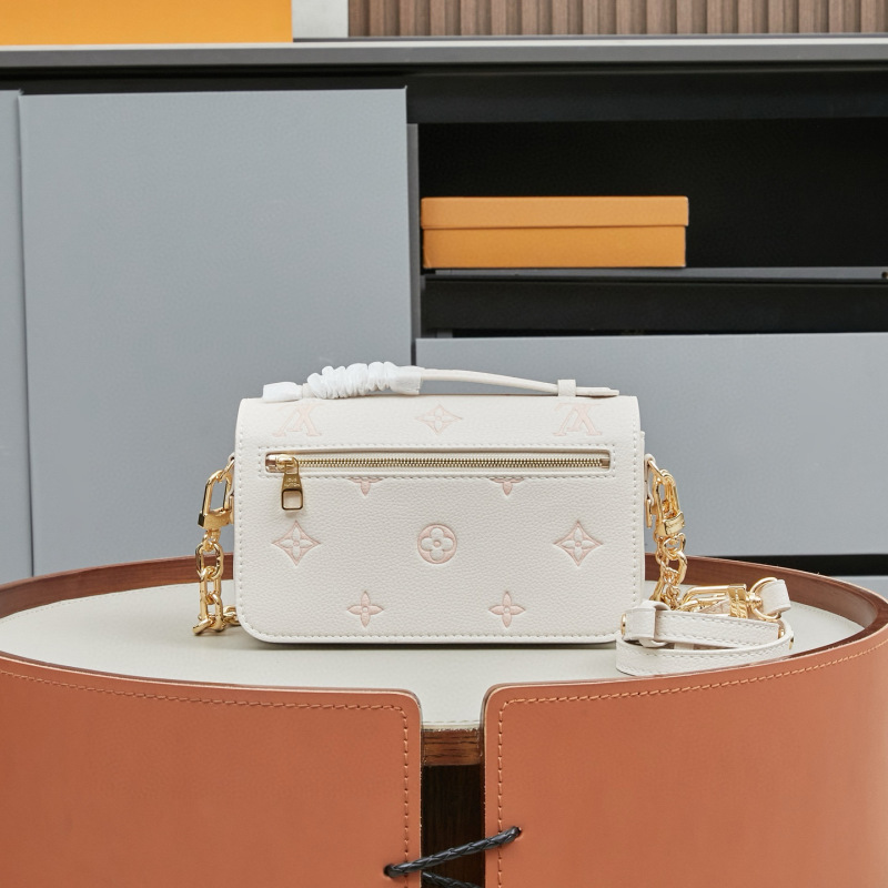 LV Pochette Métis East West