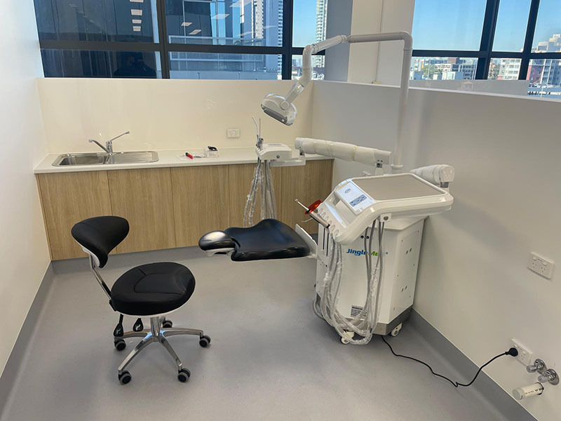Advanced Hexagonal Dental Simulator with Adjustable Backrest and LED Lighting