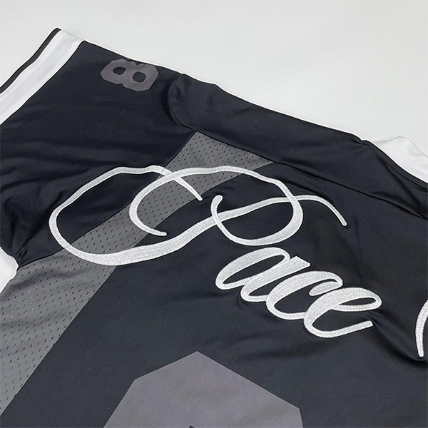 Jersey oversize avec broderie personnalisée et patchwork