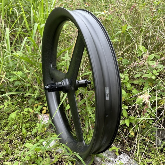 Tri Spokes 26ER Fat Bike Carbon Wheelset Center Lock 6 Bolts 80mm Width Tubeless Hookless 75mm Internal Width Through Axle