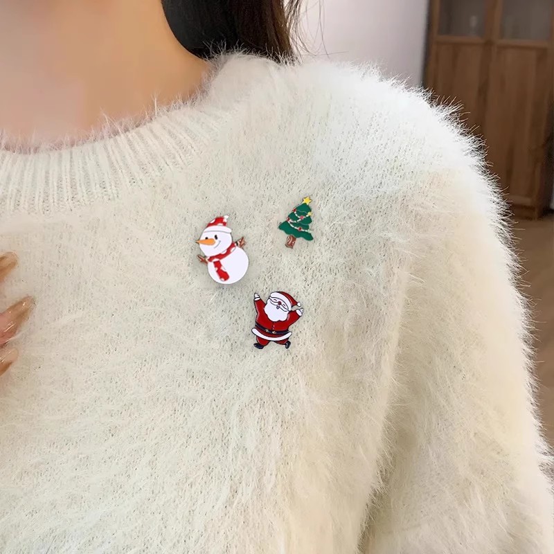 2024 New Christmas Elk Brooch Personalized Metal Santa Claus Badge Pin Cartoon Collar Ornament