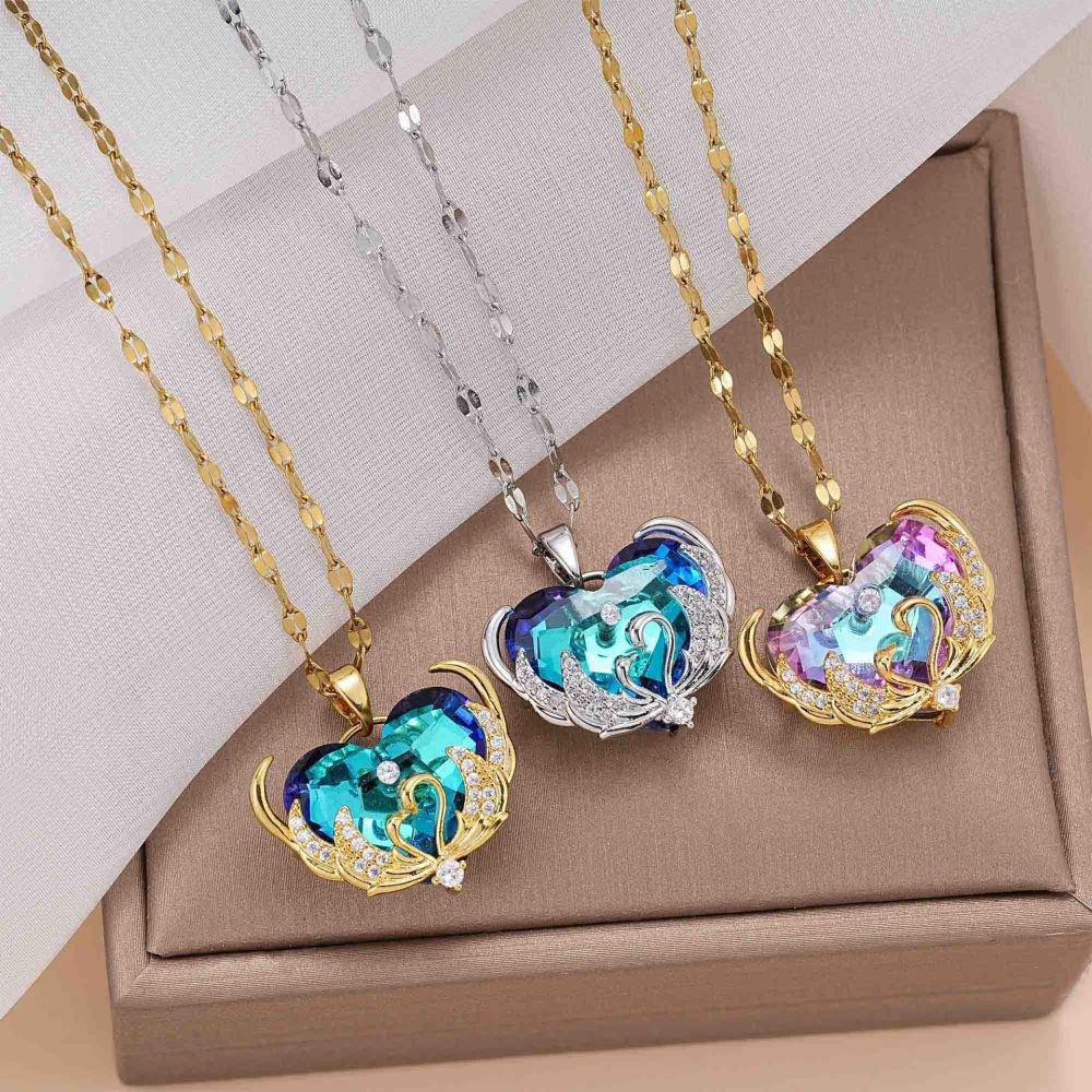 Douyin cross-border new ocean heart necklace female light luxury niche design versatile colorful heart-shaped pendant wholesale