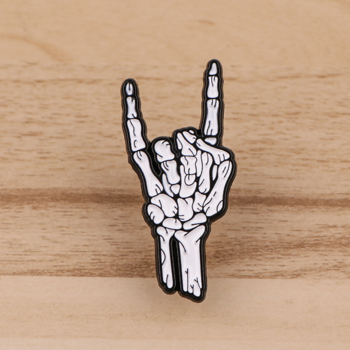Skull finger rock gesture brooch badge clothing backpack jewelry accessories pin cross-border foreign trade hot-selling badge