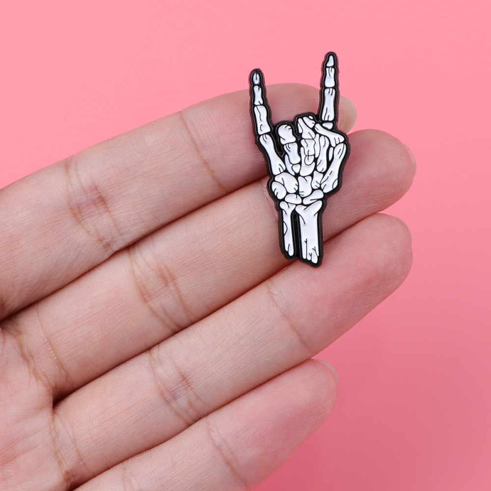 Skull finger rock gesture brooch badge clothing backpack jewelry accessories pin cross-border foreign trade hot-selling badge
