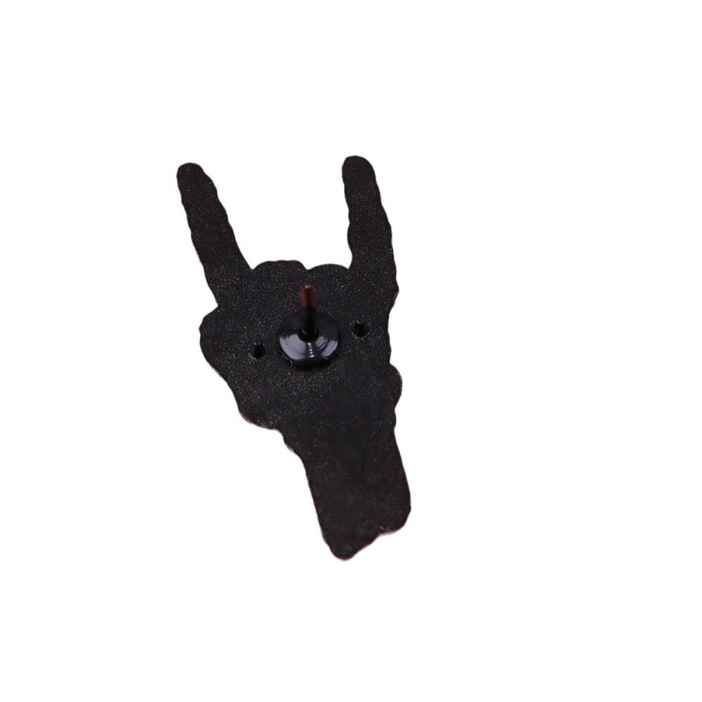 Skull finger rock gesture brooch badge clothing backpack jewelry accessories pin cross-border foreign trade hot-selling badge