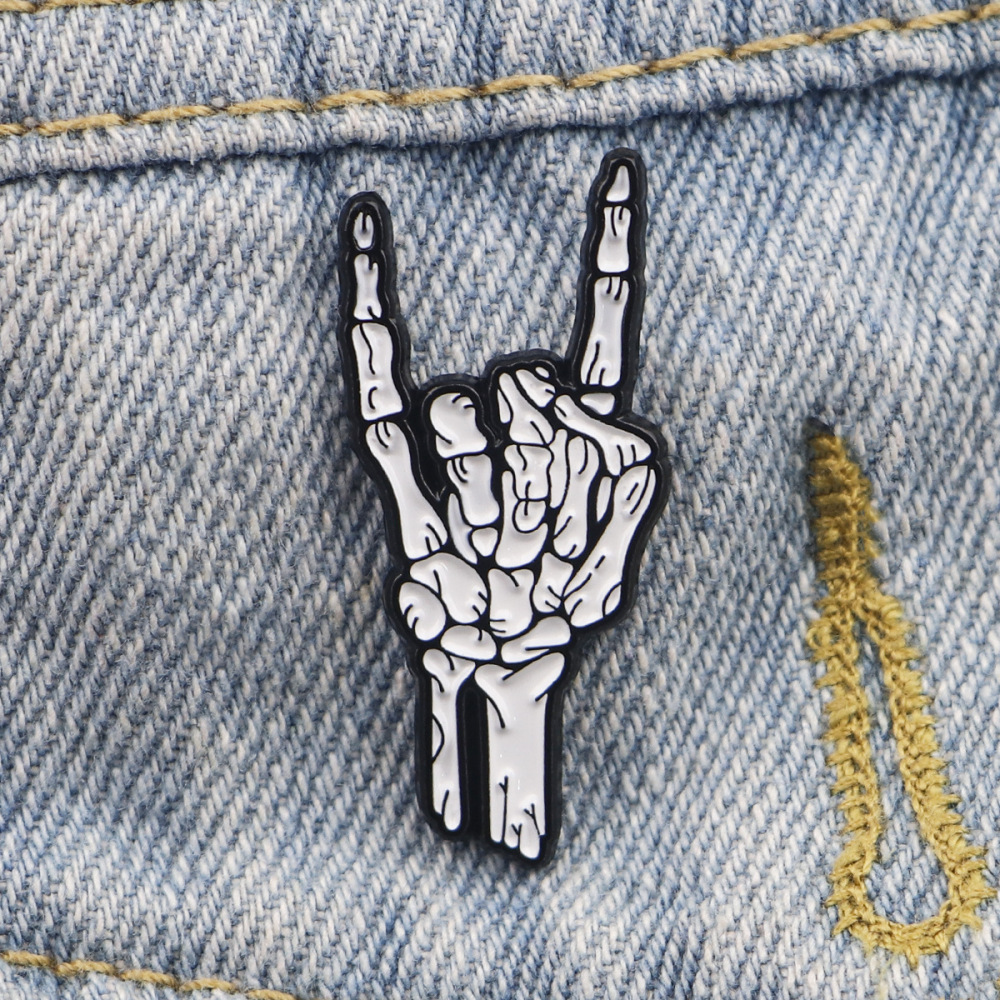 Skull finger rock gesture brooch badge clothing backpack jewelry accessories pin cross-border foreign trade hot-selling badge