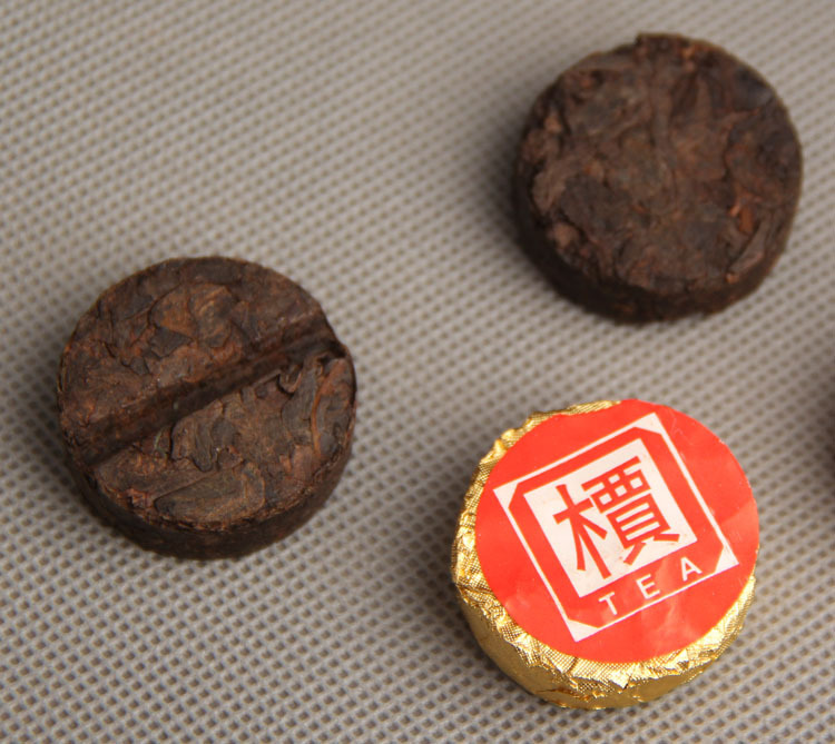 Made in 2003, Xiaotuo High Fragrance Pu'er Cooked Tea, with a small gold cake shaped like a 'Chinese character'