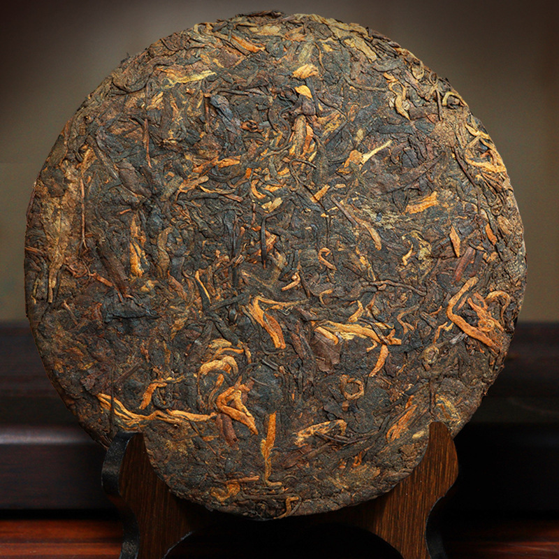 2017 Yunnan Menghai Qizi Cake becomes more fragrant as it ages Pu'er ripe tea