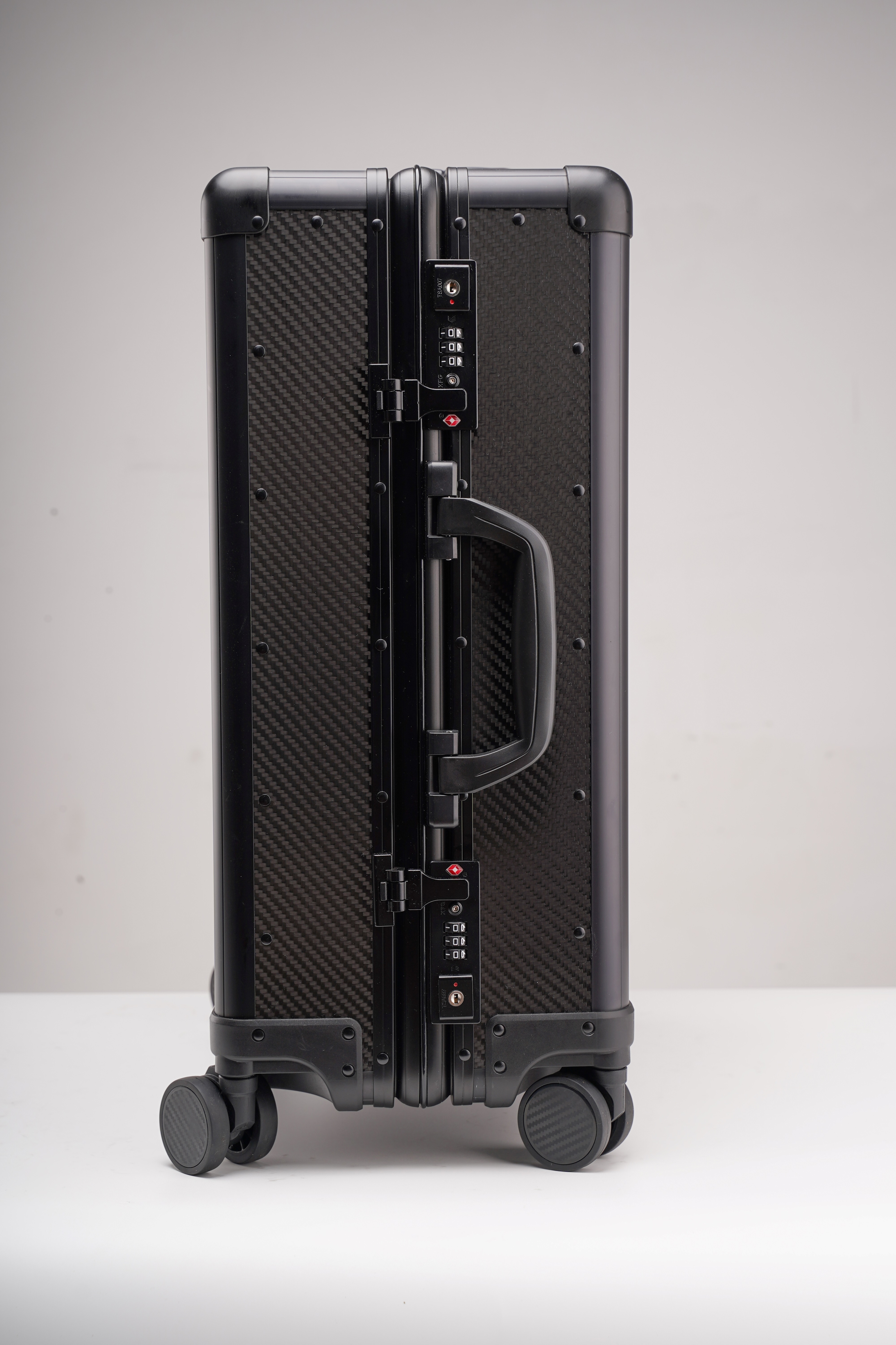 Durable Carbon Fiber Luggage for Business and Daily Life