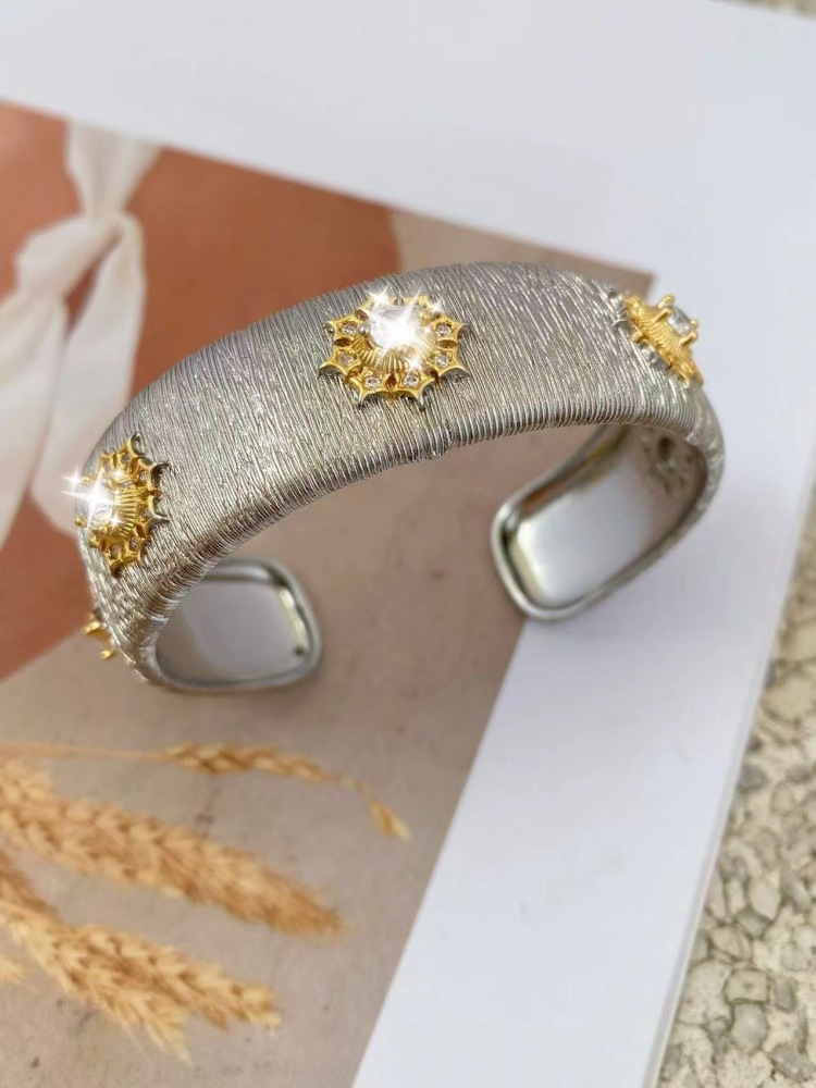 European and American popular retro exaggerated exquisite copper-plated gold micro-inlaid zircon open bracelet, unique and elegant women's bracelet