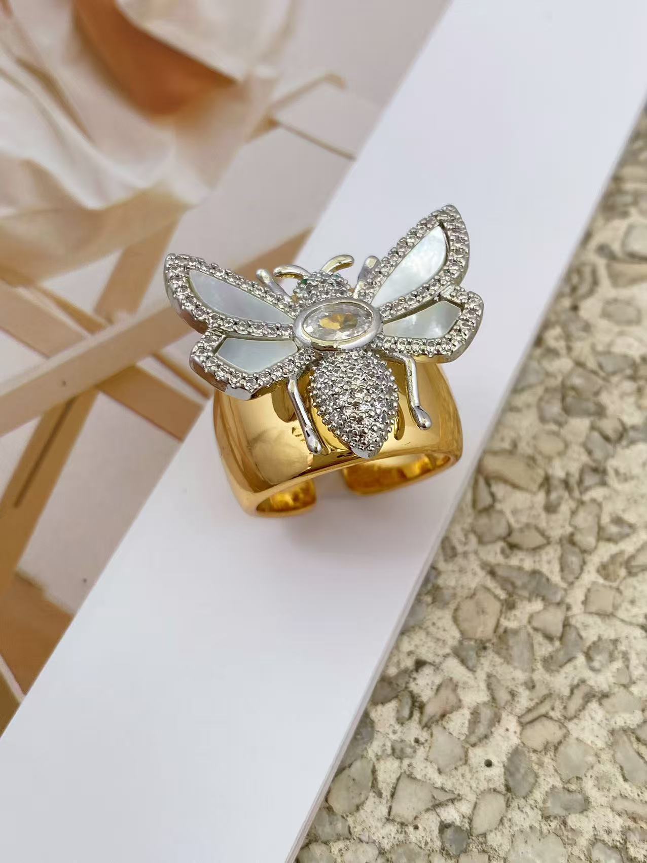 European and American cross-border fashion bracelet with diamond inlay, white mother-of-pearl bee design, wide face with exquisite carving texture, women's jewelry.