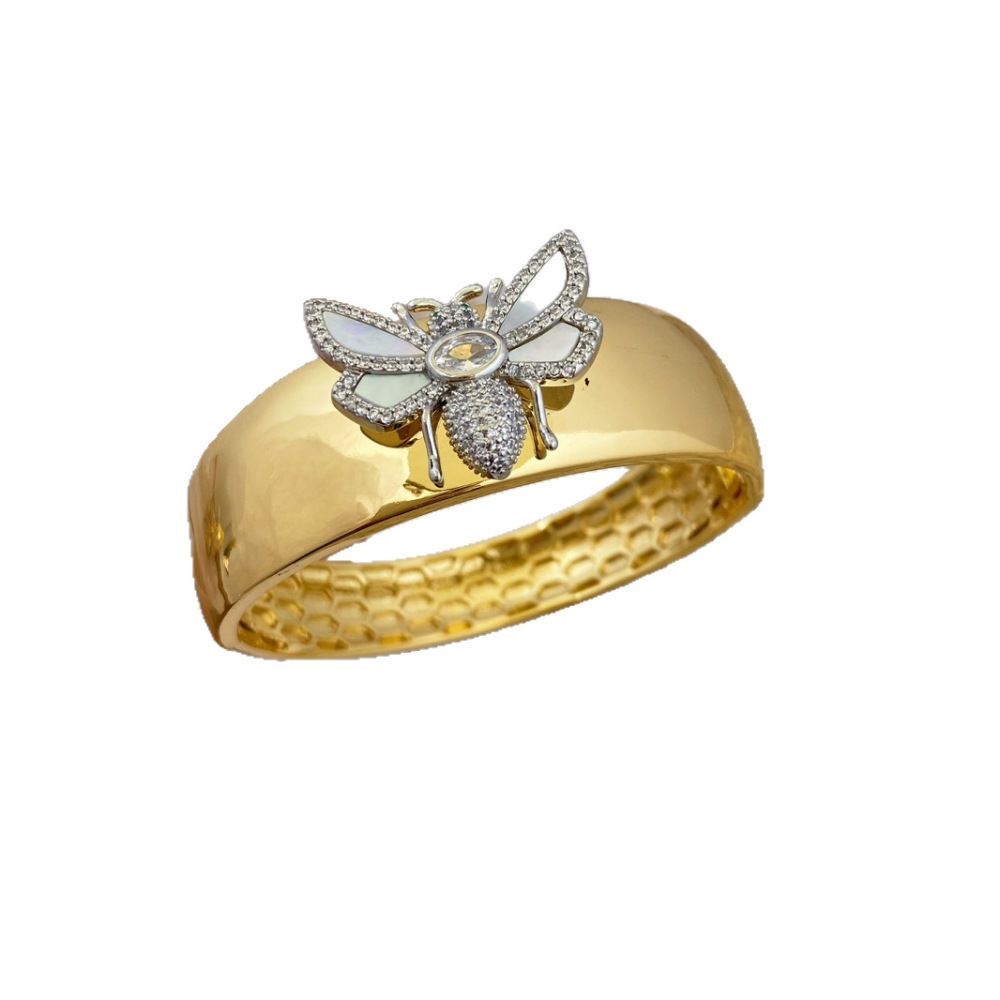 European and American cross-border fashion bracelet with diamond inlay, white mother-of-pearl bee design, wide face with exquisite carving texture, women's jewelry.