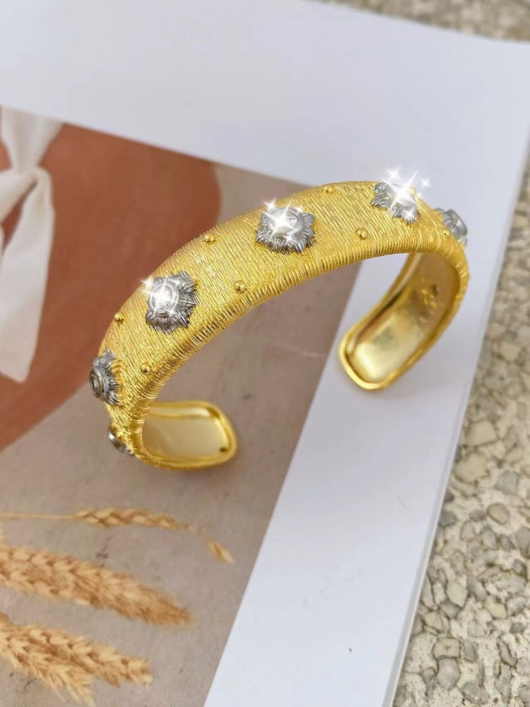 European and American popular retro exaggerated exquisite copper-plated gold micro-inlaid zircon open bracelet, unique and elegant women's bracelet