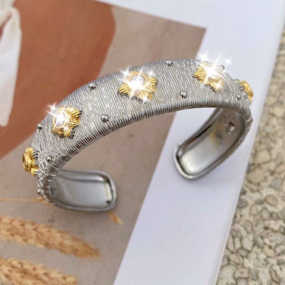 European and American popular retro exaggerated exquisite copper-plated gold micro-inlaid zircon open bracelet, unique and elegant women's bracelet