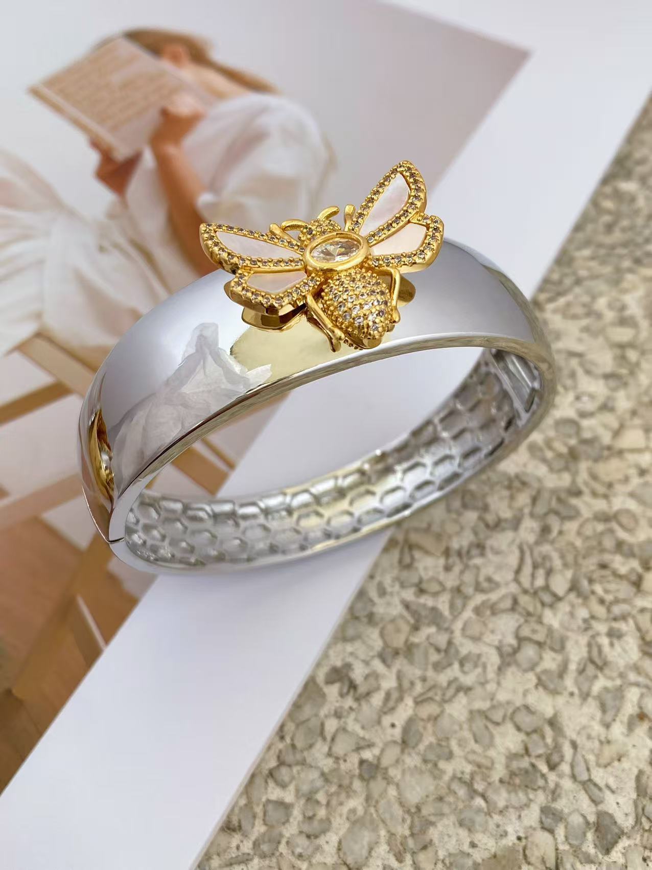 European and American cross-border fashion bracelet with diamond inlay, white mother-of-pearl bee design, wide face with exquisite carving texture, women's jewelry.