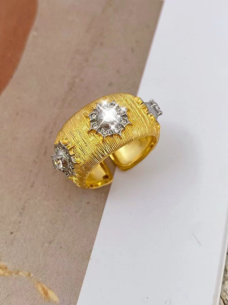 European and American popular retro exaggerated exquisite copper-plated gold micro-inlaid zircon open bracelet, unique and elegant women's bracelet