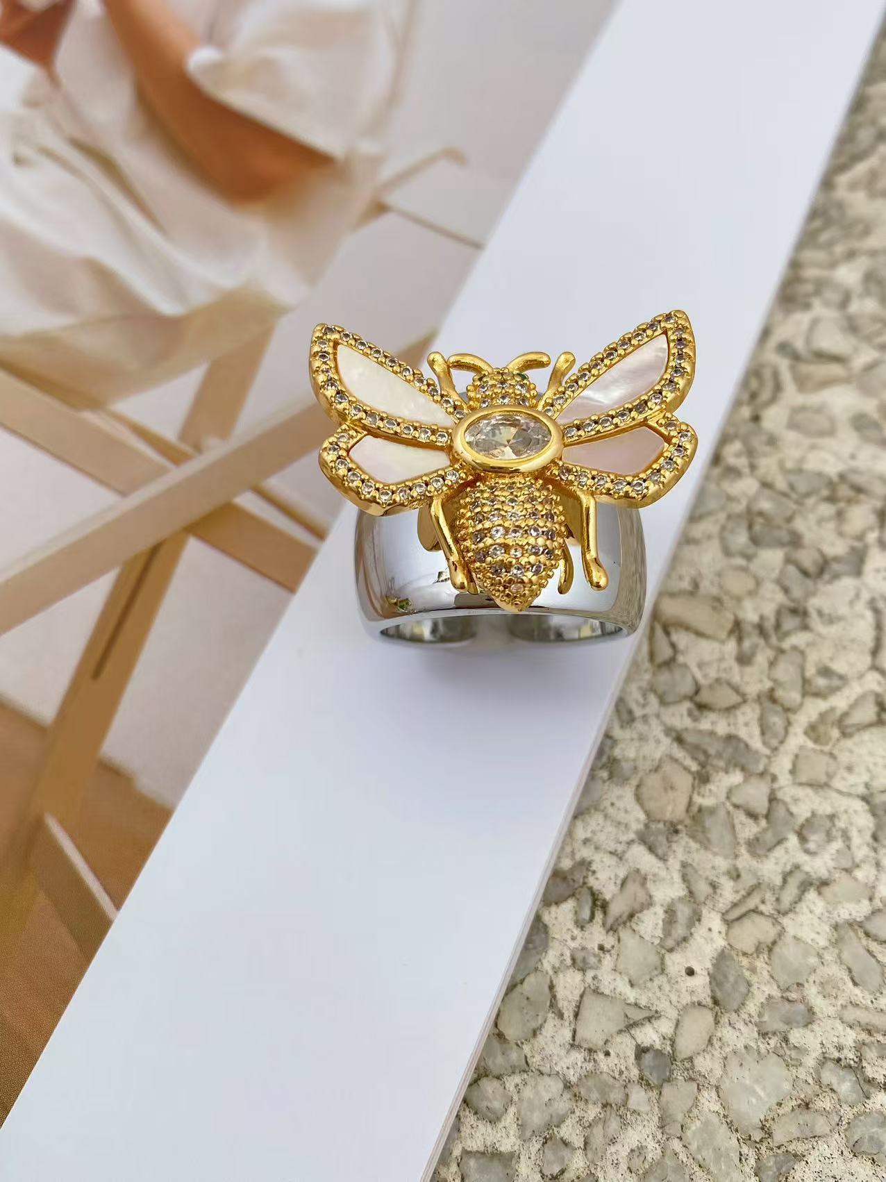 European and American cross-border fashion bracelet with diamond inlay, white mother-of-pearl bee design, wide face with exquisite carving texture, women's jewelry.
