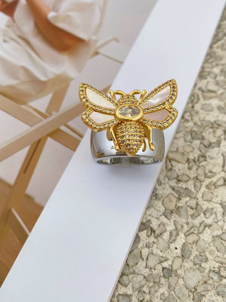 European and American cross-border fashion bracelet with diamond inlay, white mother-of-pearl bee design, wide face with exquisite carving texture, women's jewelry.