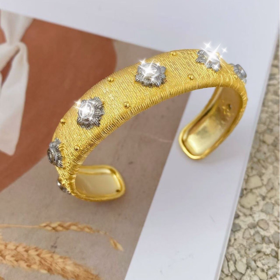 European and American popular retro exaggerated exquisite copper-plated gold micro-inlaid zircon open bracelet, unique and elegant women's bracelet