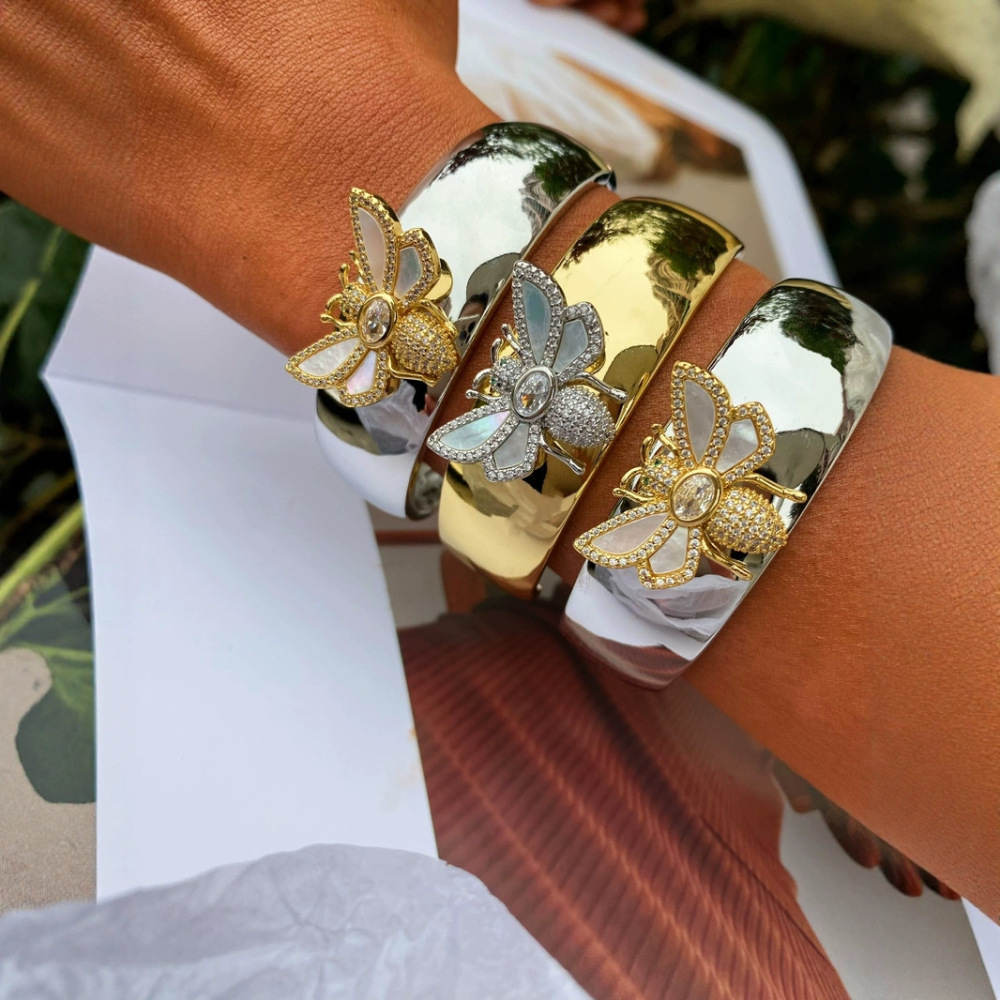 European and American cross-border fashion bracelet with diamond inlay, white mother-of-pearl bee design, wide face with exquisite carving texture, women's jewelry.