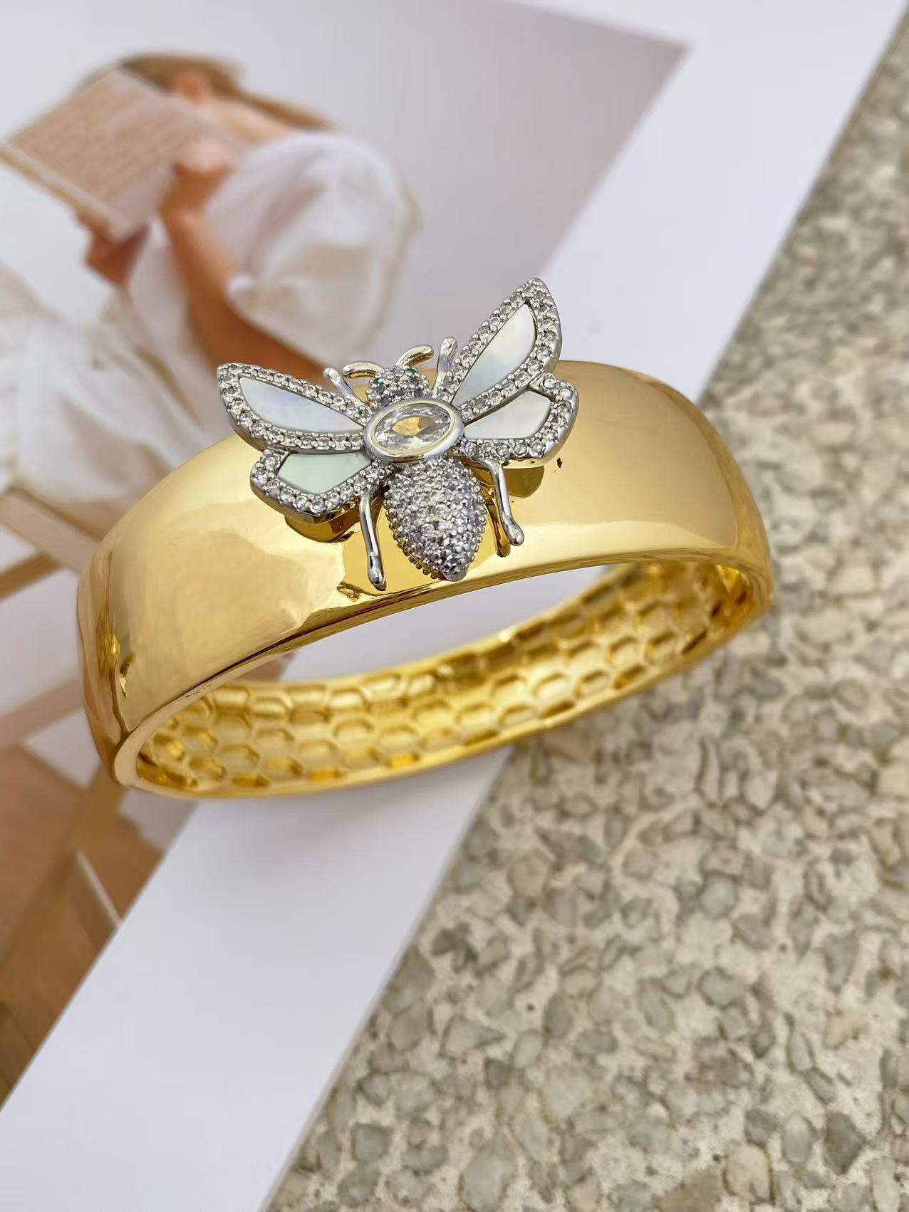 European and American cross-border fashion bracelet with diamond inlay, white mother-of-pearl bee design, wide face with exquisite carving texture, women's jewelry.