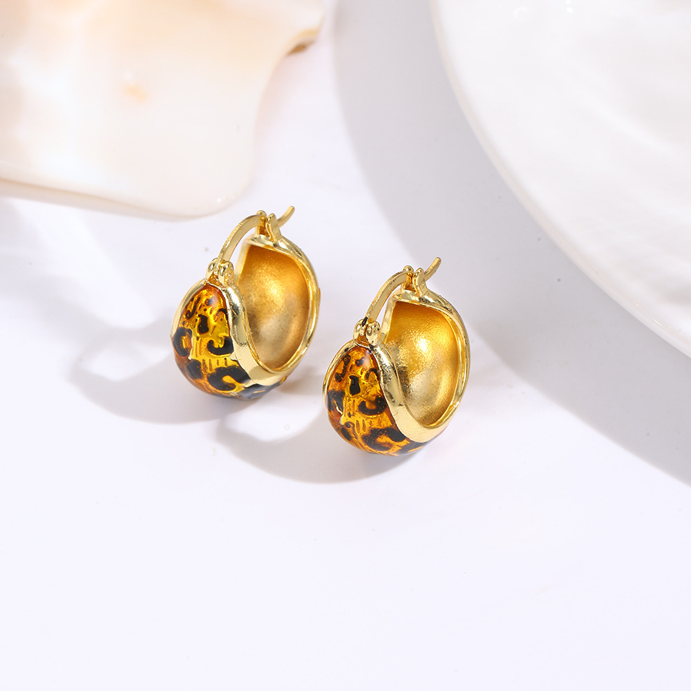 European and American style retro drip geometric C-shaped leopard print stud earrings, 18k gold plated copper with micro-set zircon design.