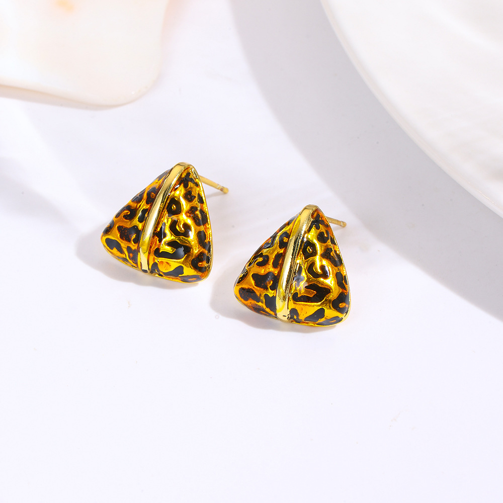 European and American style retro drip geometric C-shaped leopard print stud earrings, 18k gold plated copper with micro-set zircon design.