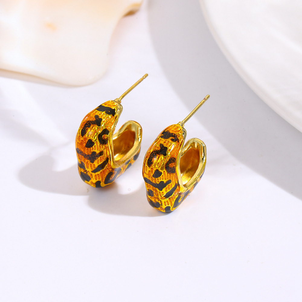European and American style retro drip geometric C-shaped leopard print stud earrings, 18k gold plated copper with micro-set zircon design.