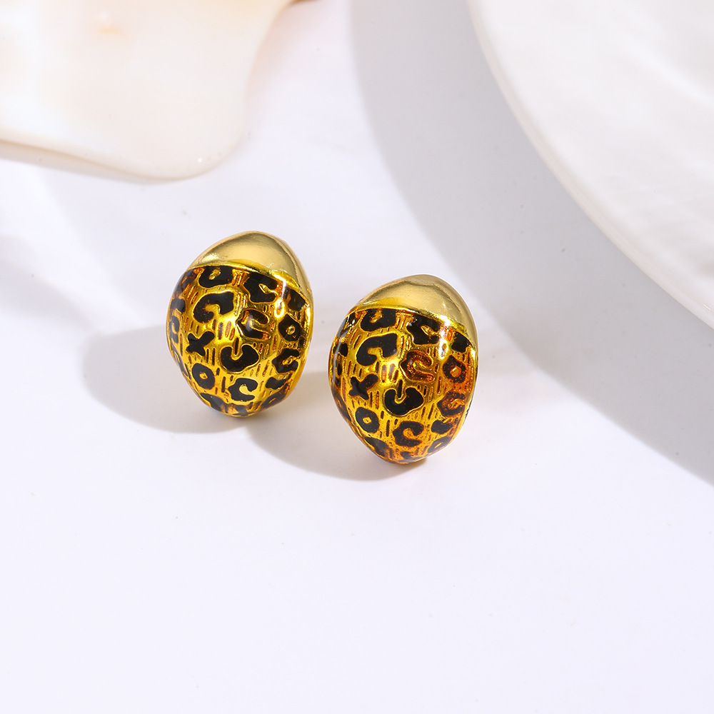 European and American style retro drip geometric C-shaped leopard print stud earrings, 18k gold plated copper with micro-set zircon design.