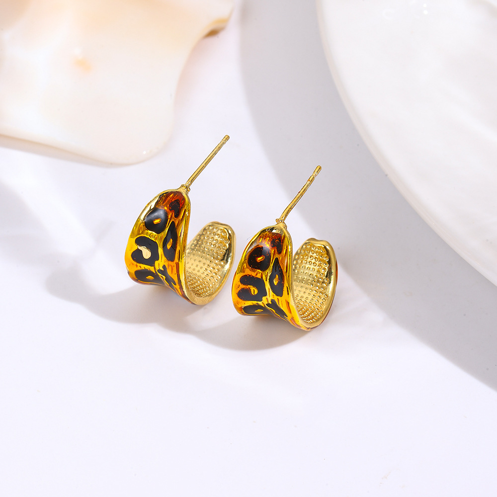 European and American style retro drip geometric C-shaped leopard print stud earrings, 18k gold plated copper with micro-set zircon design.