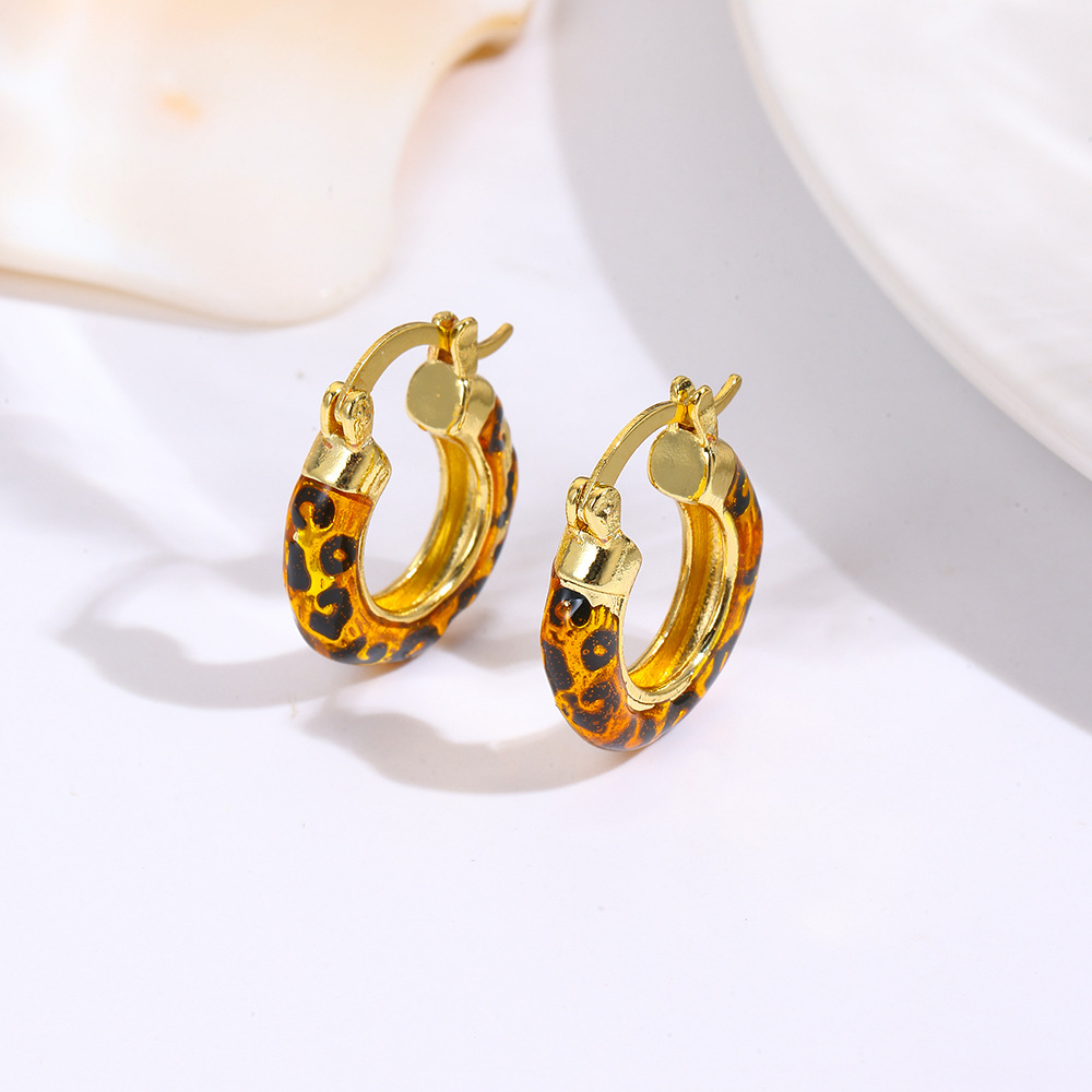 European and American style retro drip geometric C-shaped leopard print stud earrings, 18k gold plated copper with micro-set zircon design.