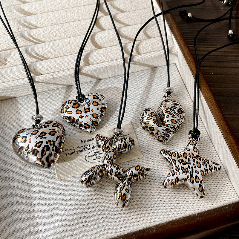 European and American retro leopard print heart and star pendant necklace for women, autumn and winter long halter neck sweater chain, light luxury niche accessory