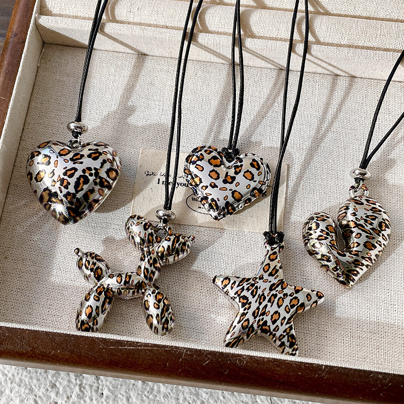 European and American retro leopard print heart and star pendant necklace for women, autumn and winter long halter neck sweater chain, light luxury niche accessory