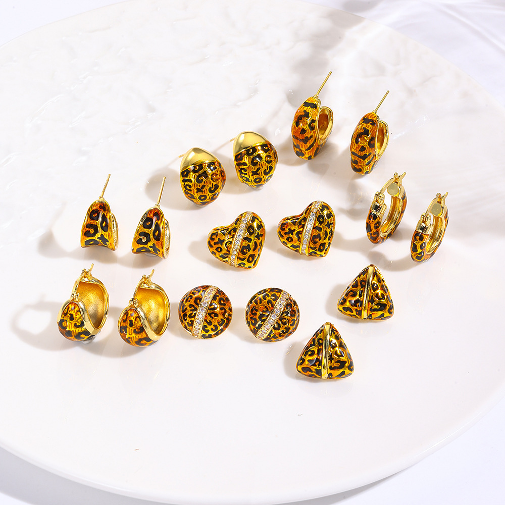 European and American style retro drip geometric C-shaped leopard print stud earrings, 18k gold plated copper with micro-set zircon design.