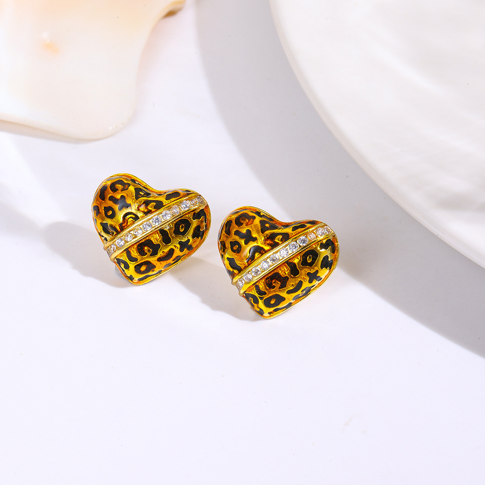 European and American style retro drip geometric C-shaped leopard print stud earrings, 18k gold plated copper with micro-set zircon design.