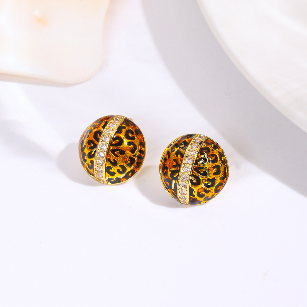 European and American style retro drip geometric C-shaped leopard print stud earrings, 18k gold plated copper with micro-set zircon design.