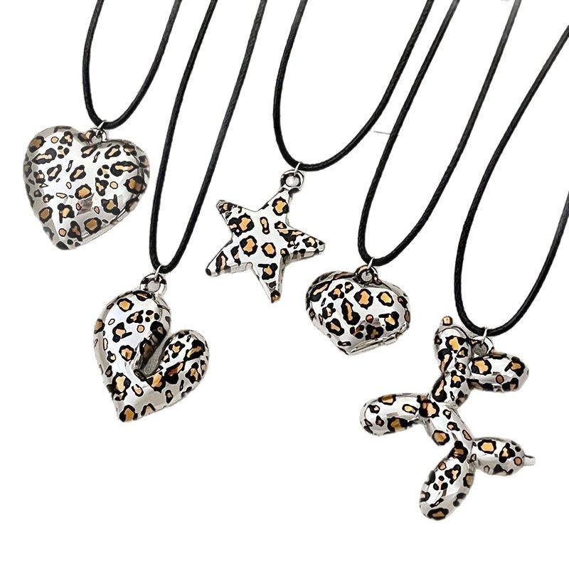 European and American retro leopard print heart and star pendant necklace for women, autumn and winter long halter neck sweater chain, light luxury niche accessory