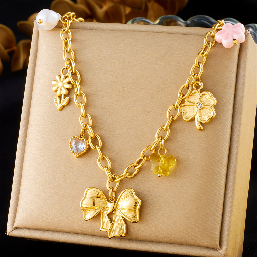 French retro-style embossed heart pearl clavicle necklace with a sophisticated pink flower round gemstone chunky knit sweater chain.