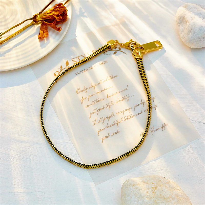 Exaggerated street style design from Europe and America, featuring zipper chains, titanium steel, and a unique punk-inspired clavicle chain.