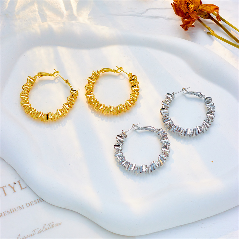 European and American niche designs, individualistic, trendy, high-end, minimalist style, irregular geometric circles, exaggerated large hoop earrings
