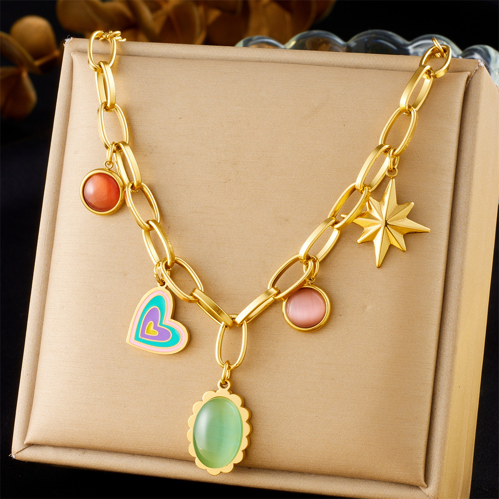 French retro-style embossed heart pearl clavicle necklace with a sophisticated pink flower round gemstone chunky knit sweater chain.