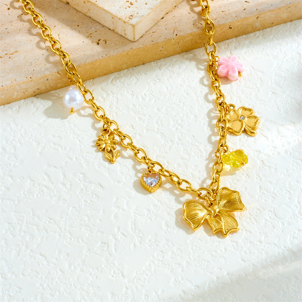 French retro-style embossed heart pearl clavicle necklace with a sophisticated pink flower round gemstone chunky knit sweater chain.