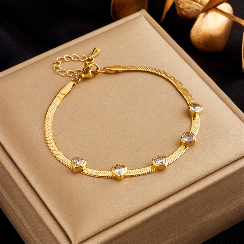 European and American style, light luxury, simple and high-end transparent heart-shaped zircon accessories, titanium steel snake bone necklace and bracelet set.