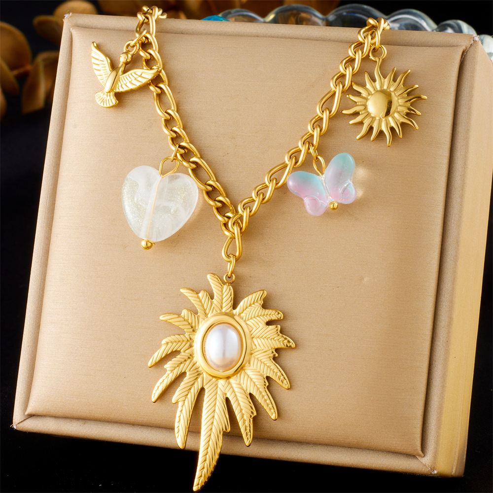 French retro-style embossed heart pearl clavicle necklace with a sophisticated pink flower round gemstone chunky knit sweater chain.