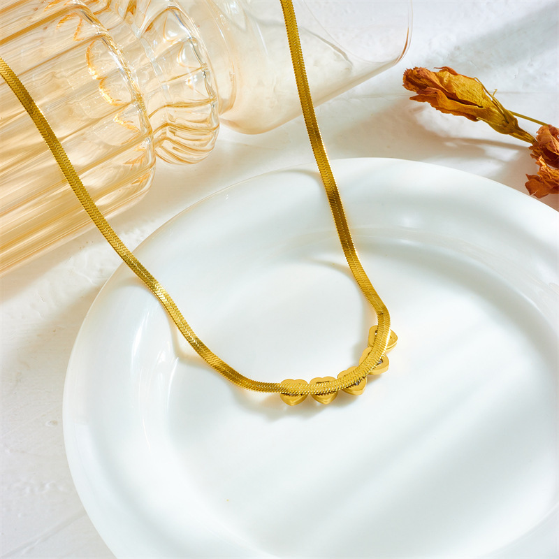 European and American style, light luxury, simple and high-end transparent heart-shaped zircon accessories, titanium steel snake bone necklace and bracelet set.