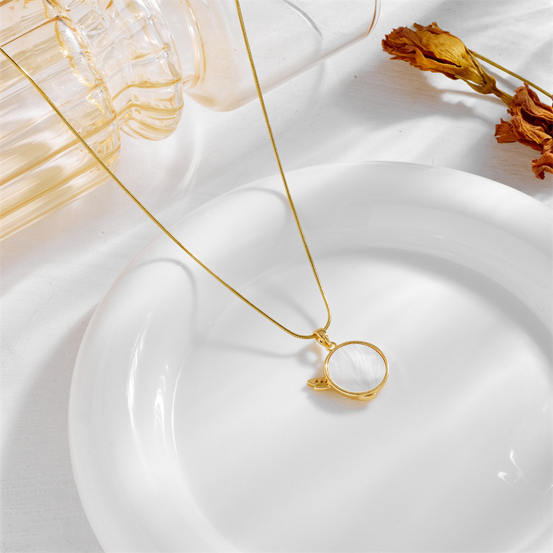 Fashionable, niche, creative design, retro, high-end, elegant mother-of-pearl pendant with diamonds, floral and heart-shaped accessories necklace.