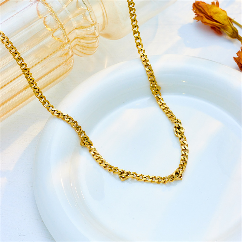 European and American style, high-end, minimalist, diamond-encrusted heart-shaped chunky chain necklace, simple and niche titanium steel metal necklace.