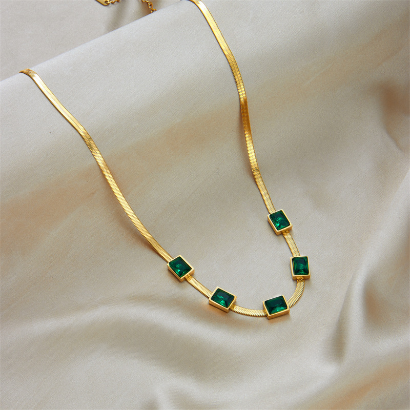 Fashionable, niche, light luxury, high-end emerald sugar cube bracelet and necklace set with titanium steel, elegant retro and minimalist style.